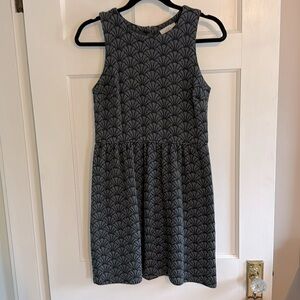 🐚 Loft gray/black sleeveless shell print dress. Size 4P.
